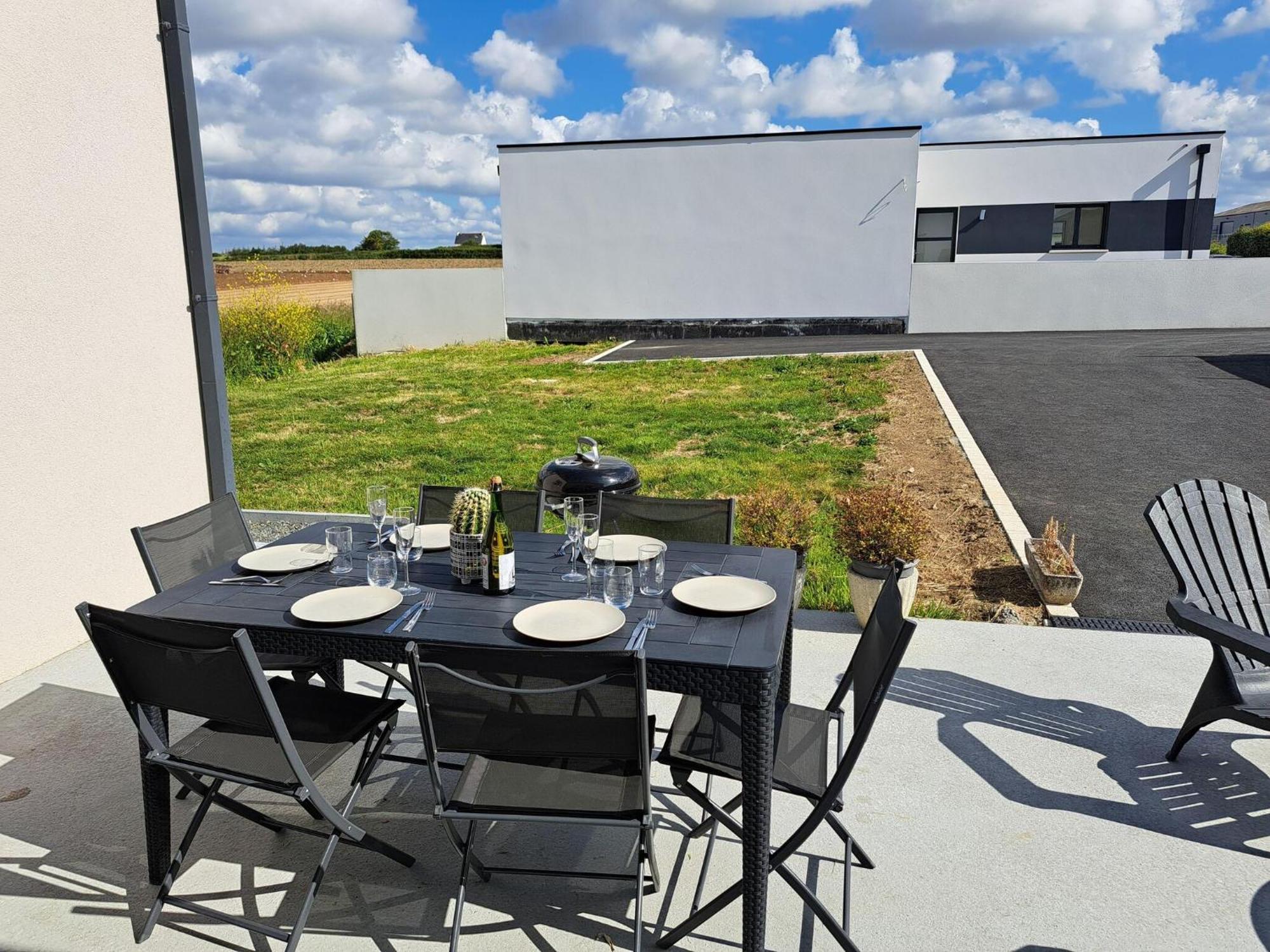 Single Storey Holiday Home In Cléder 外观 照片